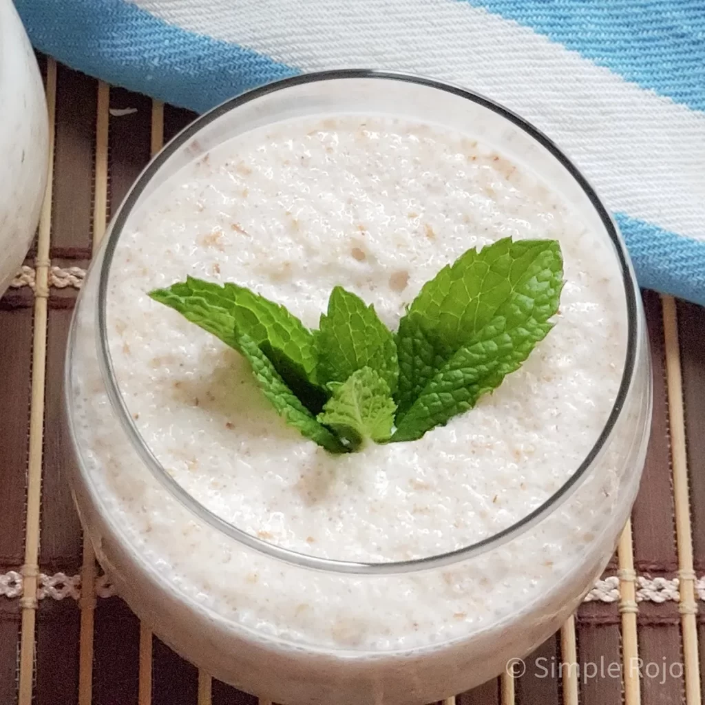 batido de trigo cremoso decorado con menta sobre fondo caribeño