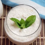 batido de trigo cremoso decorado con menta sobre fondo caribeño