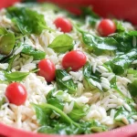 Ensalada de orzo con espinaca y tomates frescos