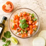 Pico de gallo fresco con tomate, cebolla, cilantro y limón.