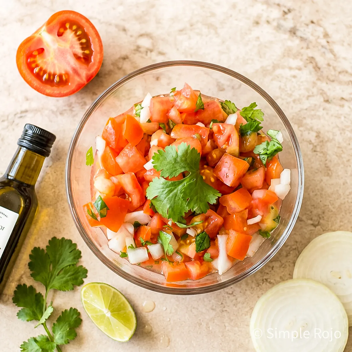 Pico de gallo fresco con tomate, cebolla, cilantro y limón.