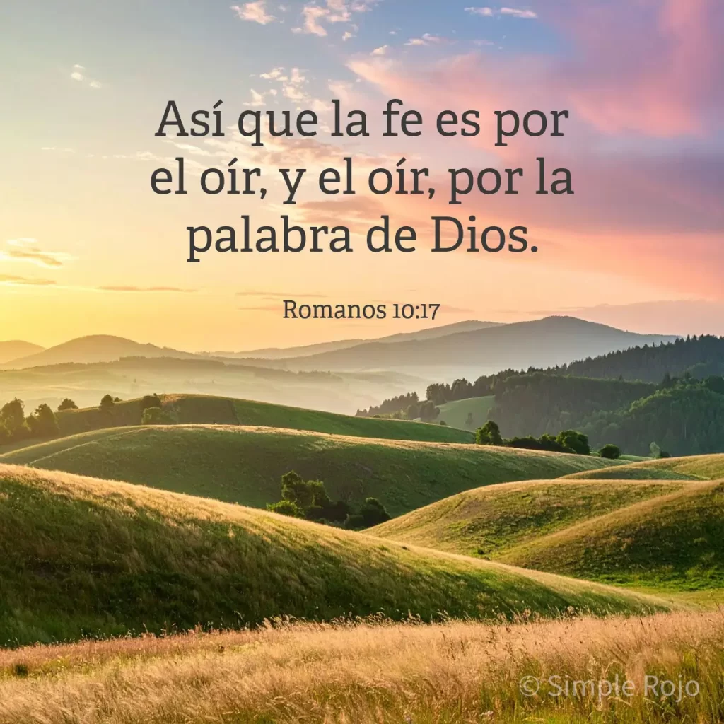 Paisaje de colinas verdes al amanecer con el versículo “Así que la fe es por el oír, y el oír, por la palabra de Dios” Romanos 10:17.