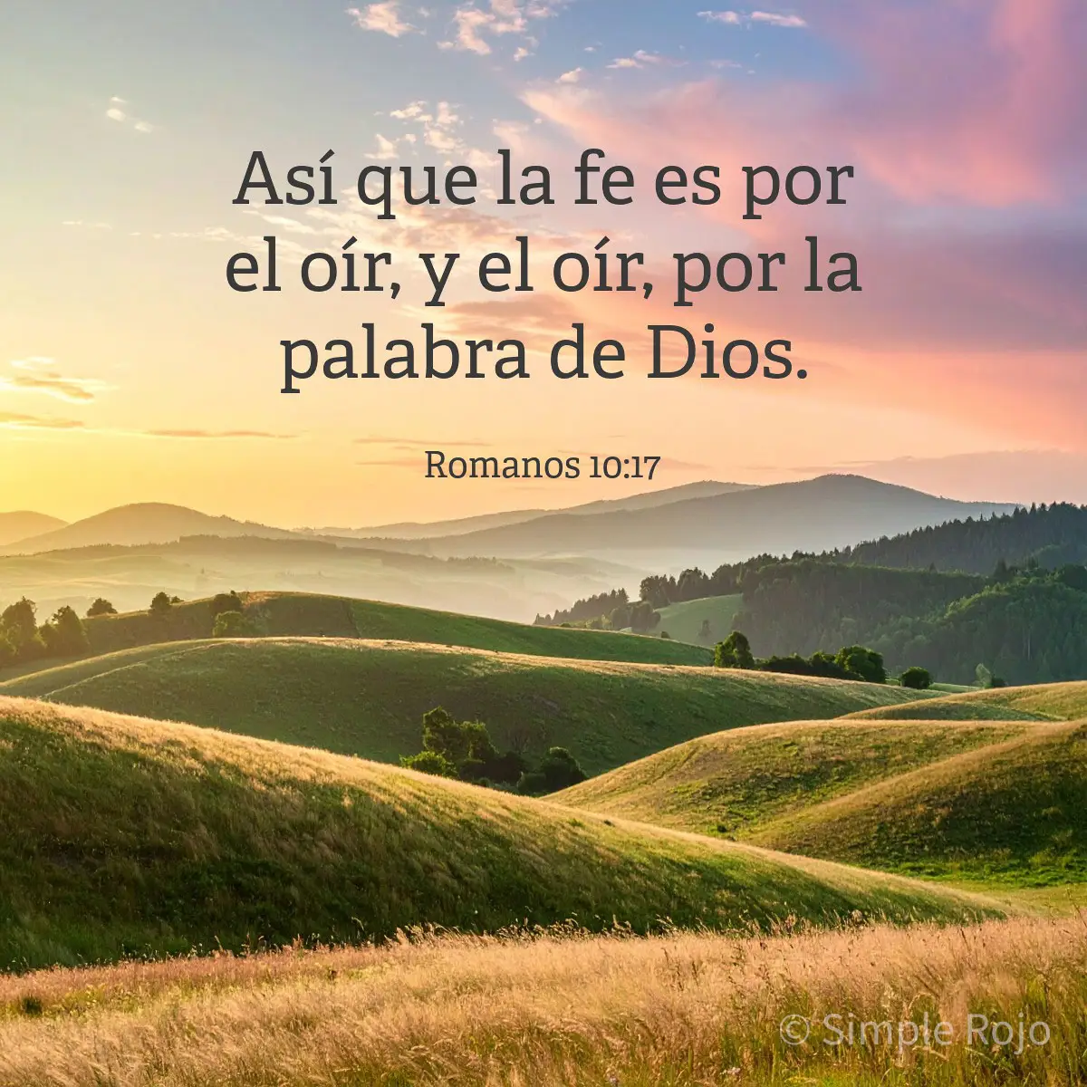 Paisaje de colinas verdes al amanecer con el versículo “Así que la fe es por el oír, y el oír, por la palabra de Dios” Romanos 10:17.